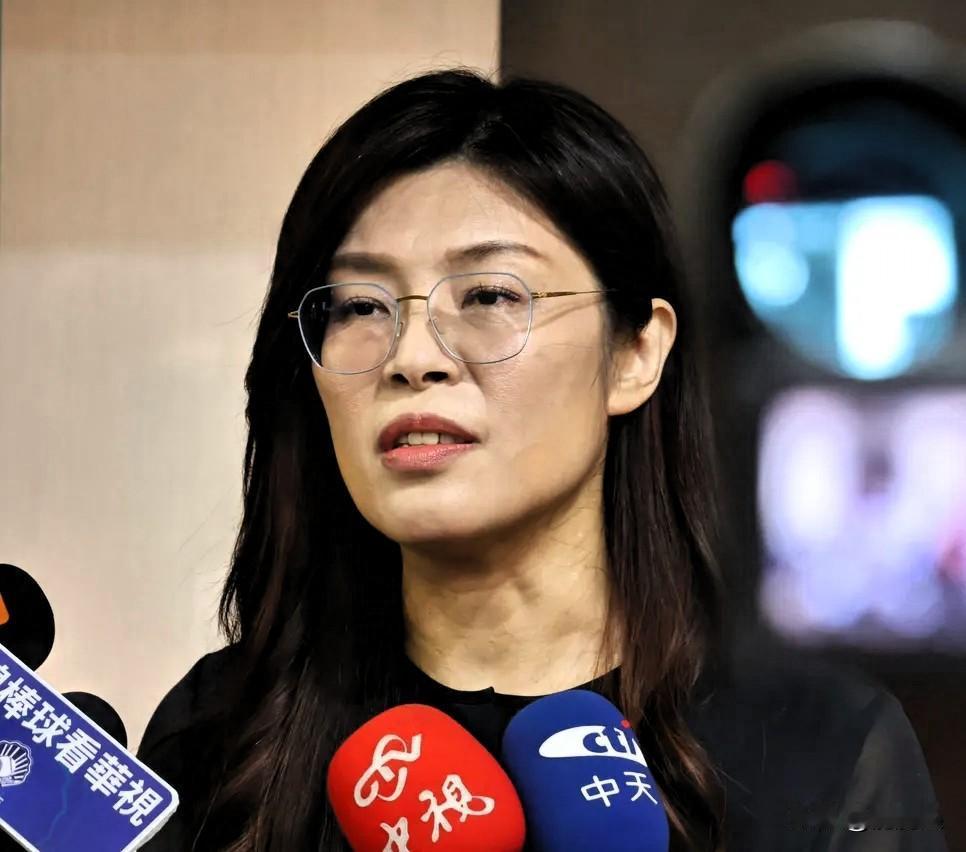 两头押宝左右平衡，郑丽文主打选举算盘
 
很多人疑惑，郑丽文一边高调拿出百万新台