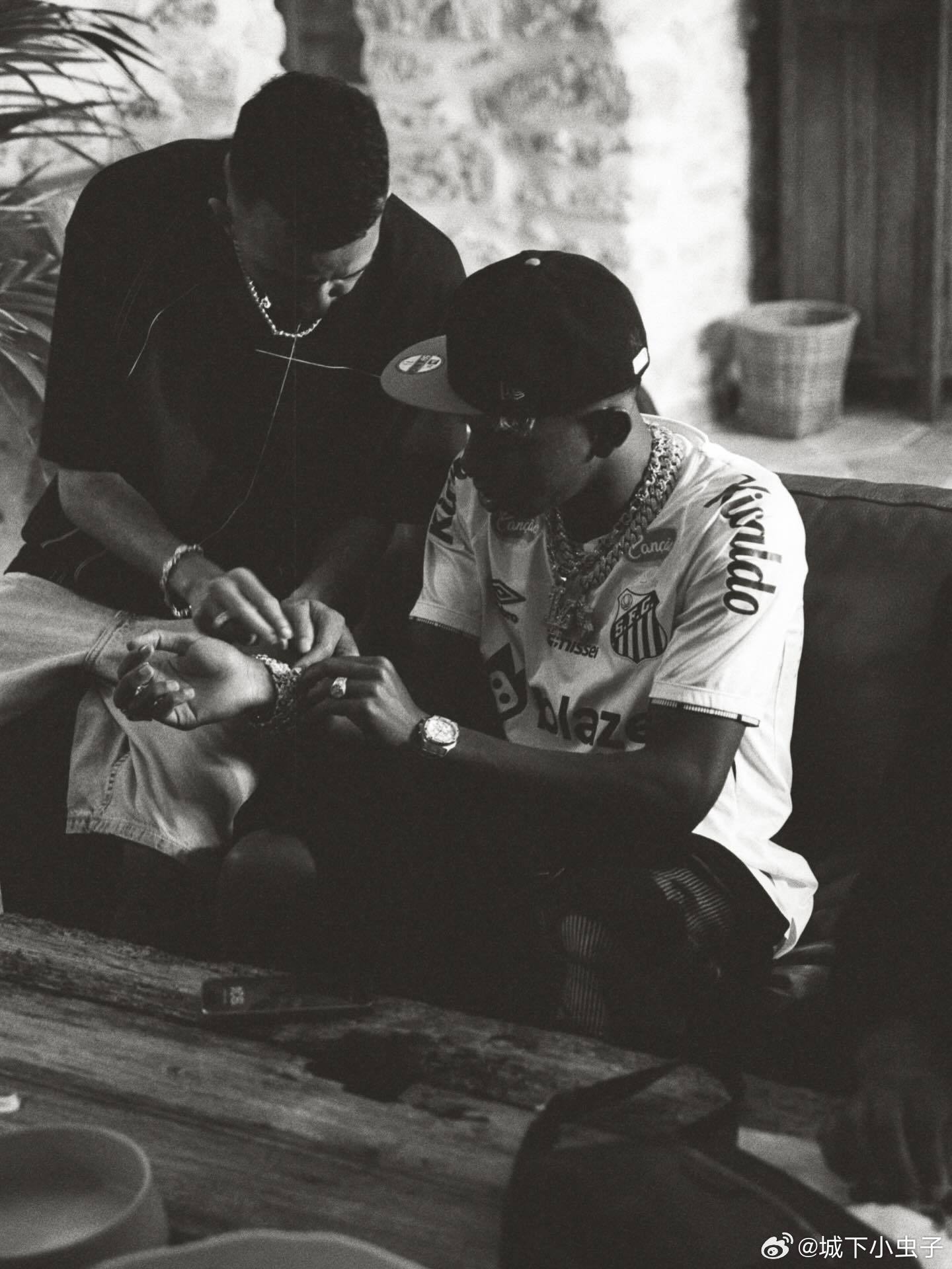 内马尔内马尔 内马亲自生的亚马尔穿着桑托斯球衣 