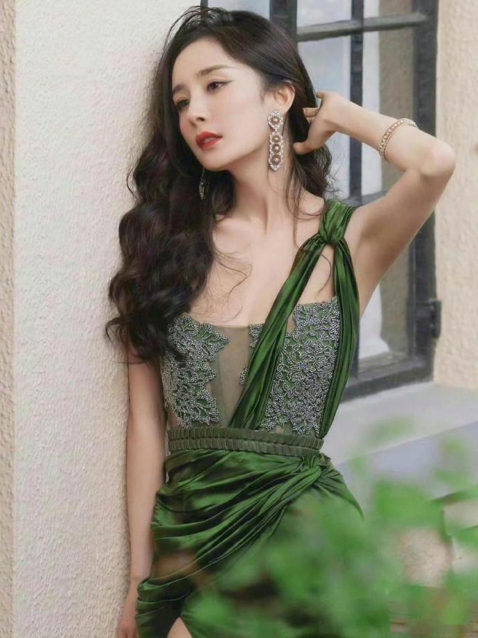1. 赵丽颖手上的部分工作据说已经顺延到明年，今年下半年暂时没有明确的新行程安排