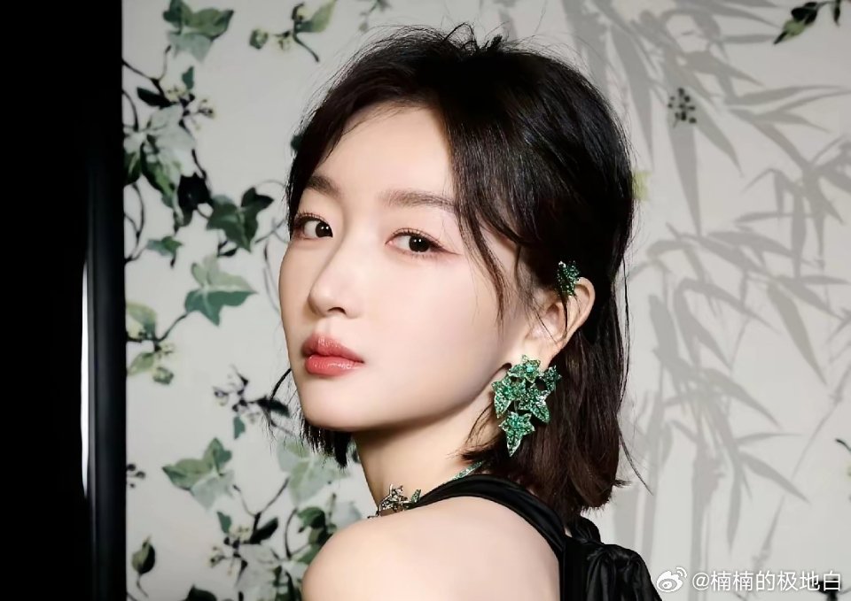 周冬雨，正式官宣！3月21日，周冬雨突然冲上热搜，不是因为和刘昊然的恋情，而是传