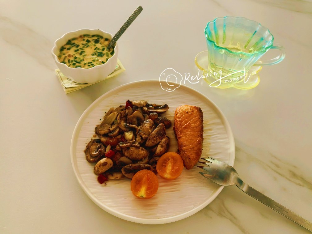 生酮记录 晚餐day16:炒口蘑煎三文鱼炖蛋 只放了点盐和蒜片，好好吃