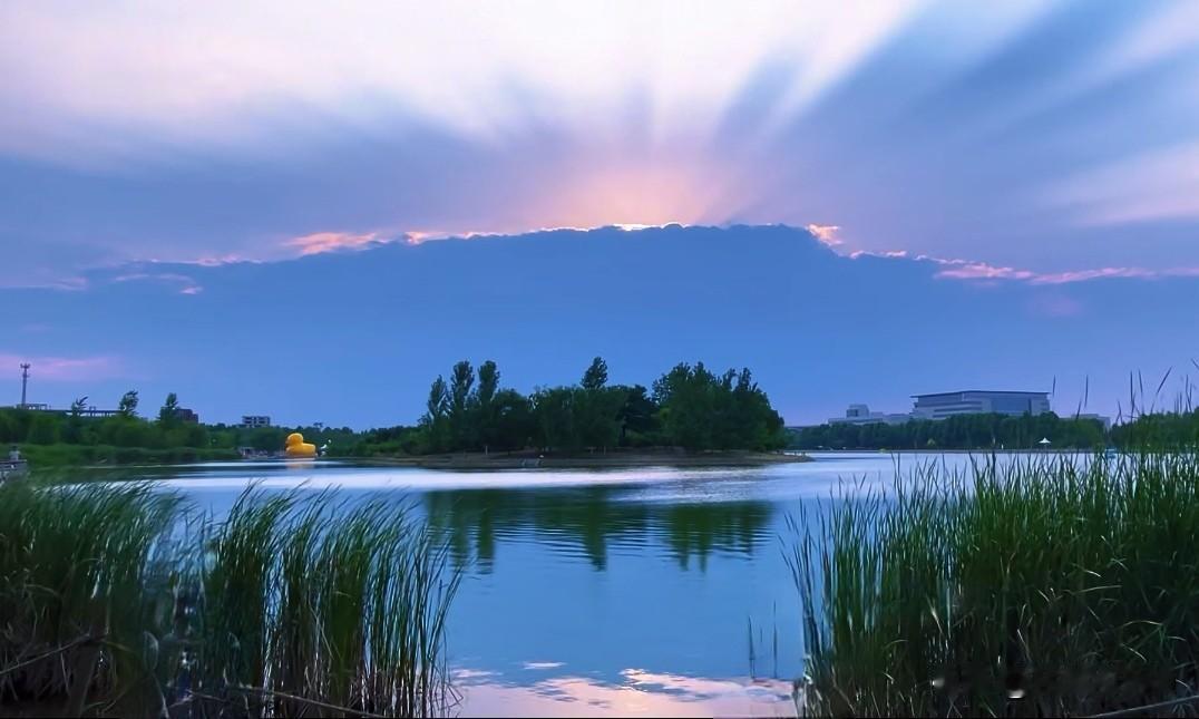 夏日生活打卡季夕阳把它辉煌的影子投在被晚风吹皱的江面上，撒下一大片闪亮的玫瑰红细