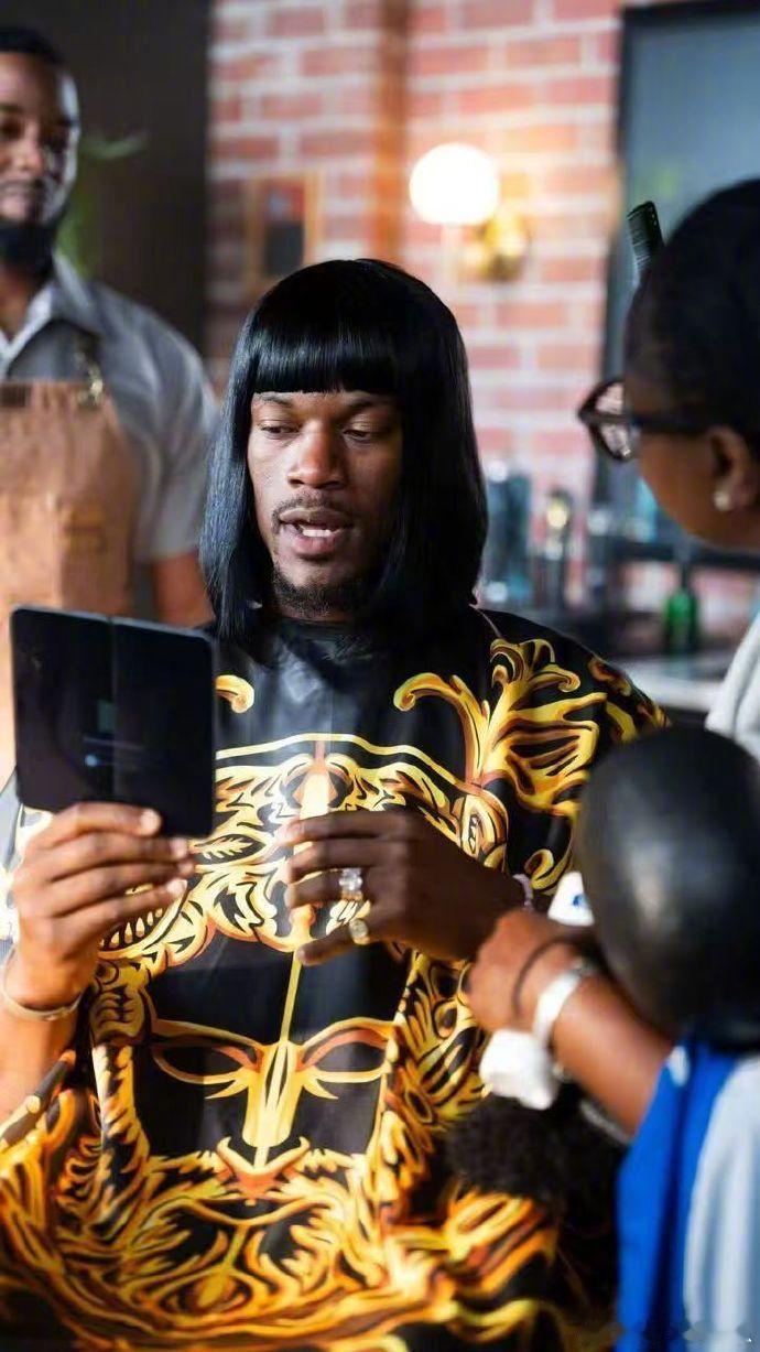 巴特勒撞脸埃及艳后巴特勒：爱我你怕了吗，库里。巴特勒晒出广告新发型，配文：我不抗