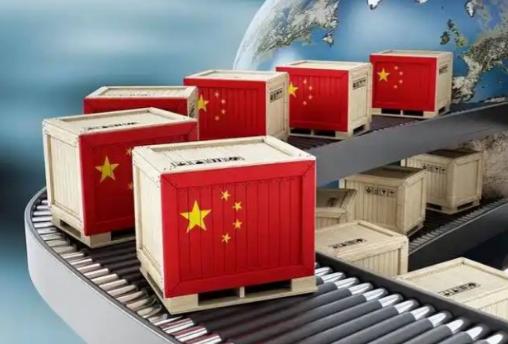 “特朗普果然是个骗子！”央视记者暗访美国商店，侦破了一个大秘密：特朗普嘴上号召美