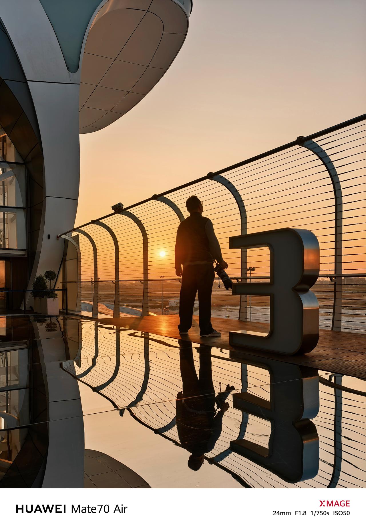 打卡白云机场T3航站楼的观景平台，体验蓝调时刻。一个小时内拍全了4型双发宽体客机