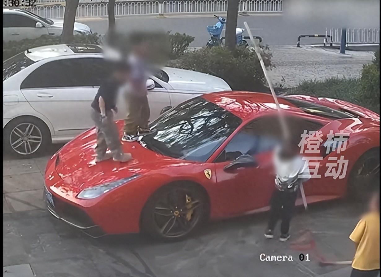 “熊孩子把法拉利当滑梯，家长想赔几百块了事？”这话听着离谱，但真就发生了。
昆明