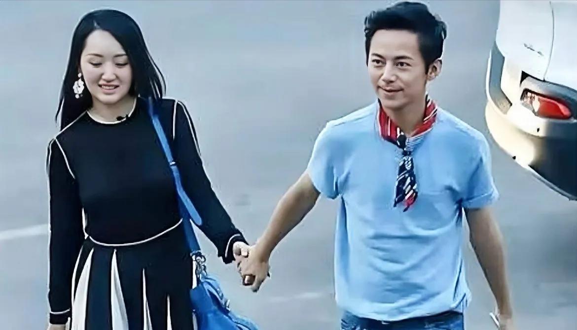 何炅和杨钰莹这是在外景拍摄吗？瞧他们那模样，潇洒极了，居然还能手牵手一同拍外景。