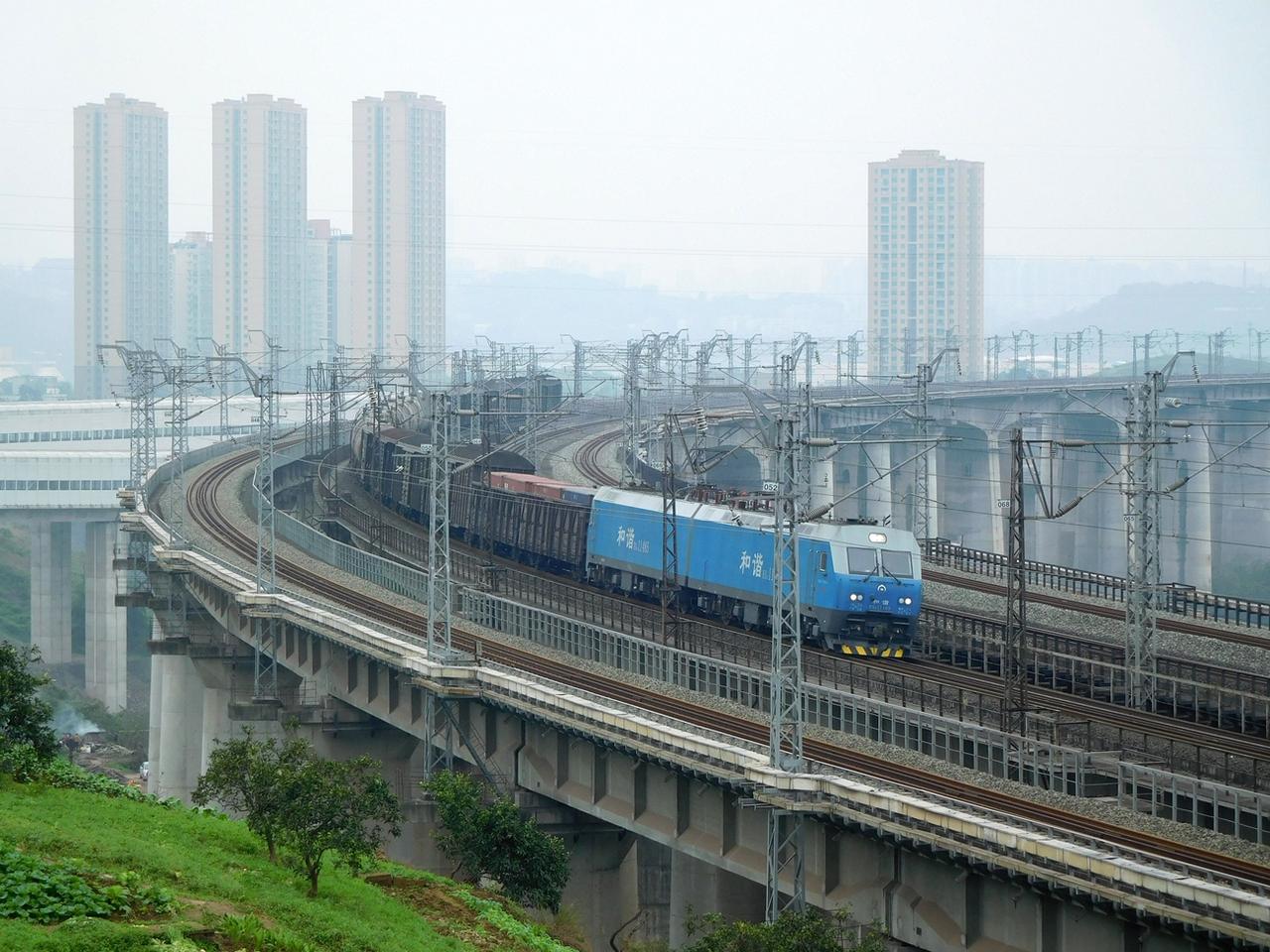 渝怀铁路与兴胡铁路两昌河特大桥，中间两线是渝怀线，边上两线是兴胡线，兴胡线是连接