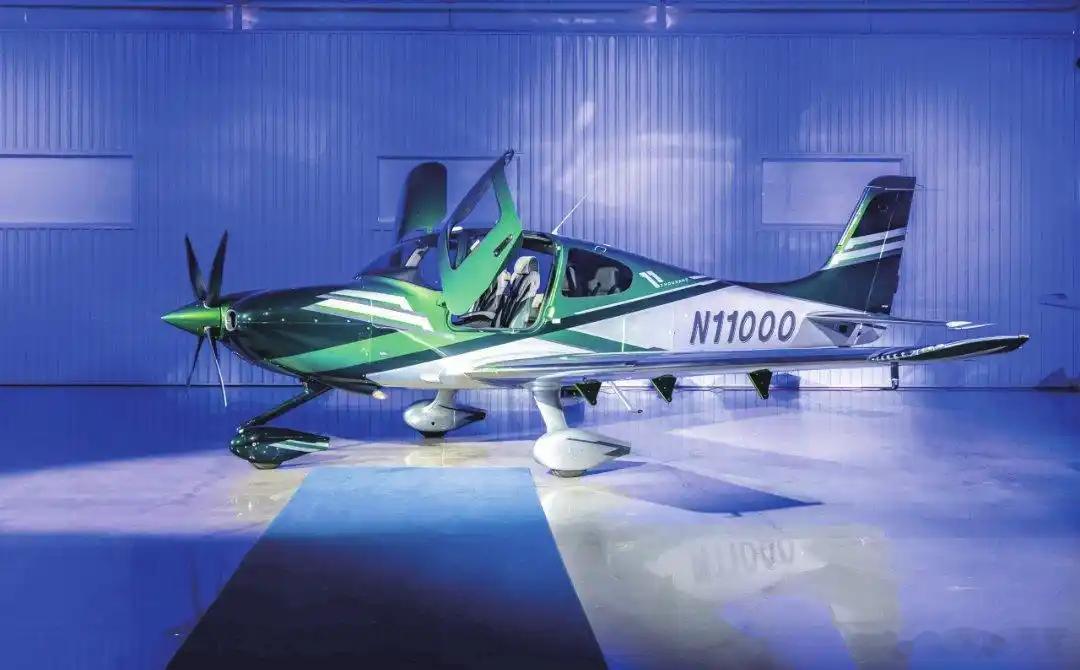 西锐飞机传捷报，第11000架飞机交付。该飞机由西锐Xi设计工作室打造，设计大胆