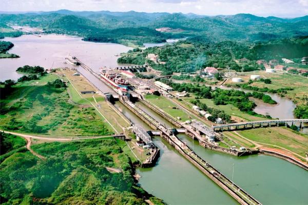 霍尔木兹一封锁全球乱套！巴拿马运河挤到爆，船主狂砸 3000 万只为插队通行，太