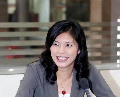 吴成典今天在松山机场那段话，分量重得惊人！他当着所有镜头喊出一句——国共两党一起