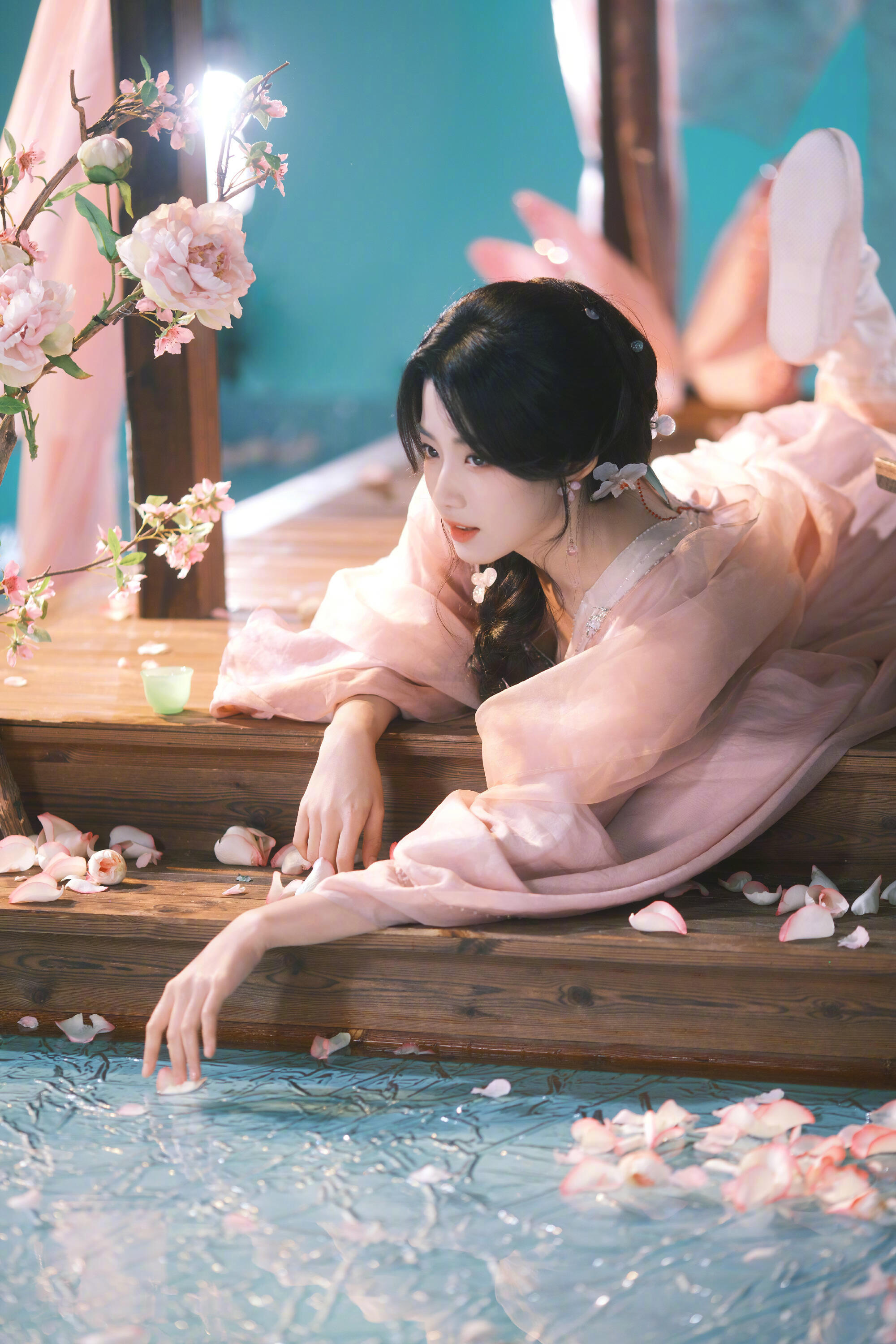 芙蓉出水，艳若桃花！导演真的拍出了她的美！ ​​​