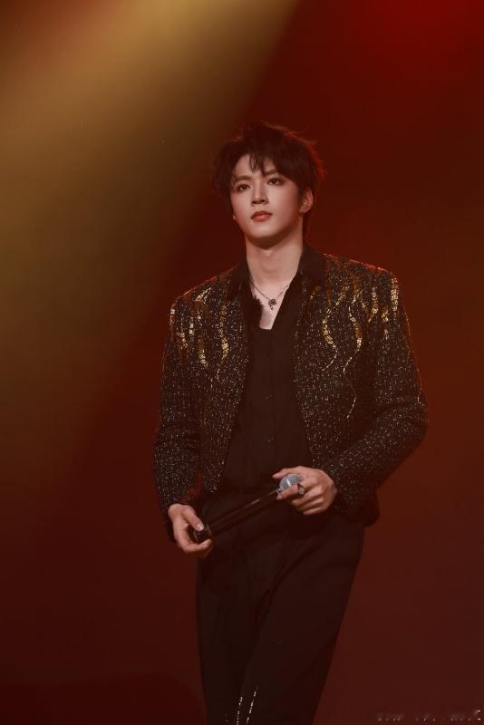 刘耀文被臭出表情包刘耀文时代峰峻的表情管理节目组的奇怪道具太有威力，直接把刘耀文