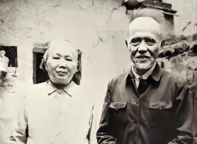 1973年夏， 福州军区 司令韩先楚上将进京开会，会后去北长街看望老首长。一见面