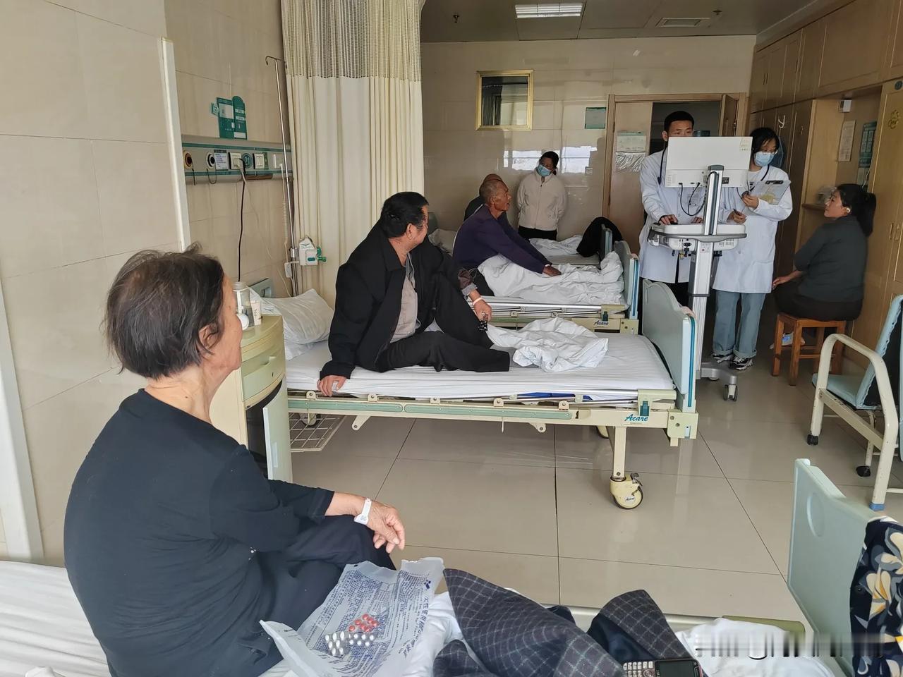 老妈今天出院了，早上还没查房，就焦急的等待着，中午打完点滴，我给办完出院手续就把