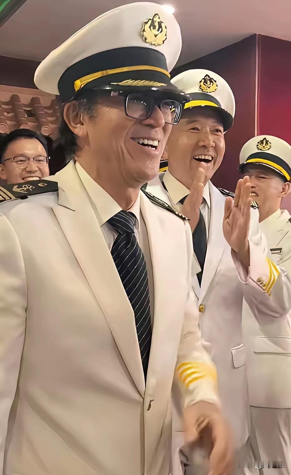 一条视频，让很多人重新认识了"会来事"这三个字。
 
三峡游轮上，俞敏洪穿上船员