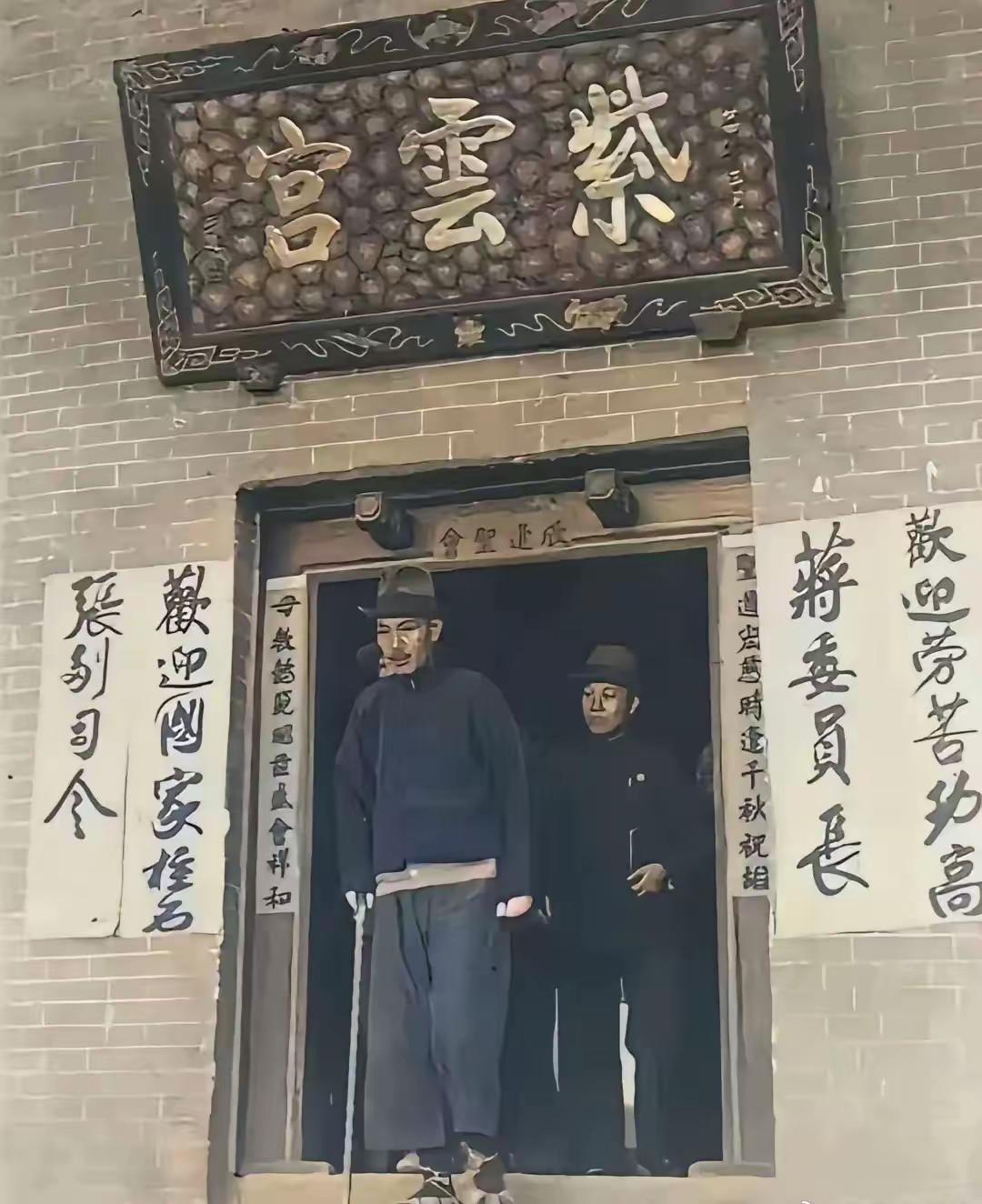 张少帅的地位当年还挺高的，和校长一起去一个道观的时候，观里写了给两人的欢迎词，并