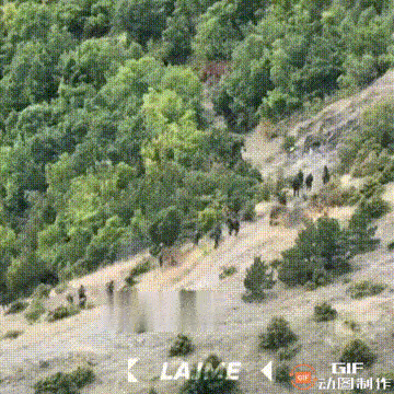 来自科索沃北部的镜头，可以看到与武装团体的冲突似乎仍在继续，武装团体沿着山撤退。