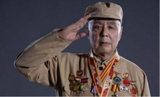 上甘岭一战，16岁的小兵忽然尿急，竟然在迫击炮上撒了一泡尿。没想到，就是这么一泡