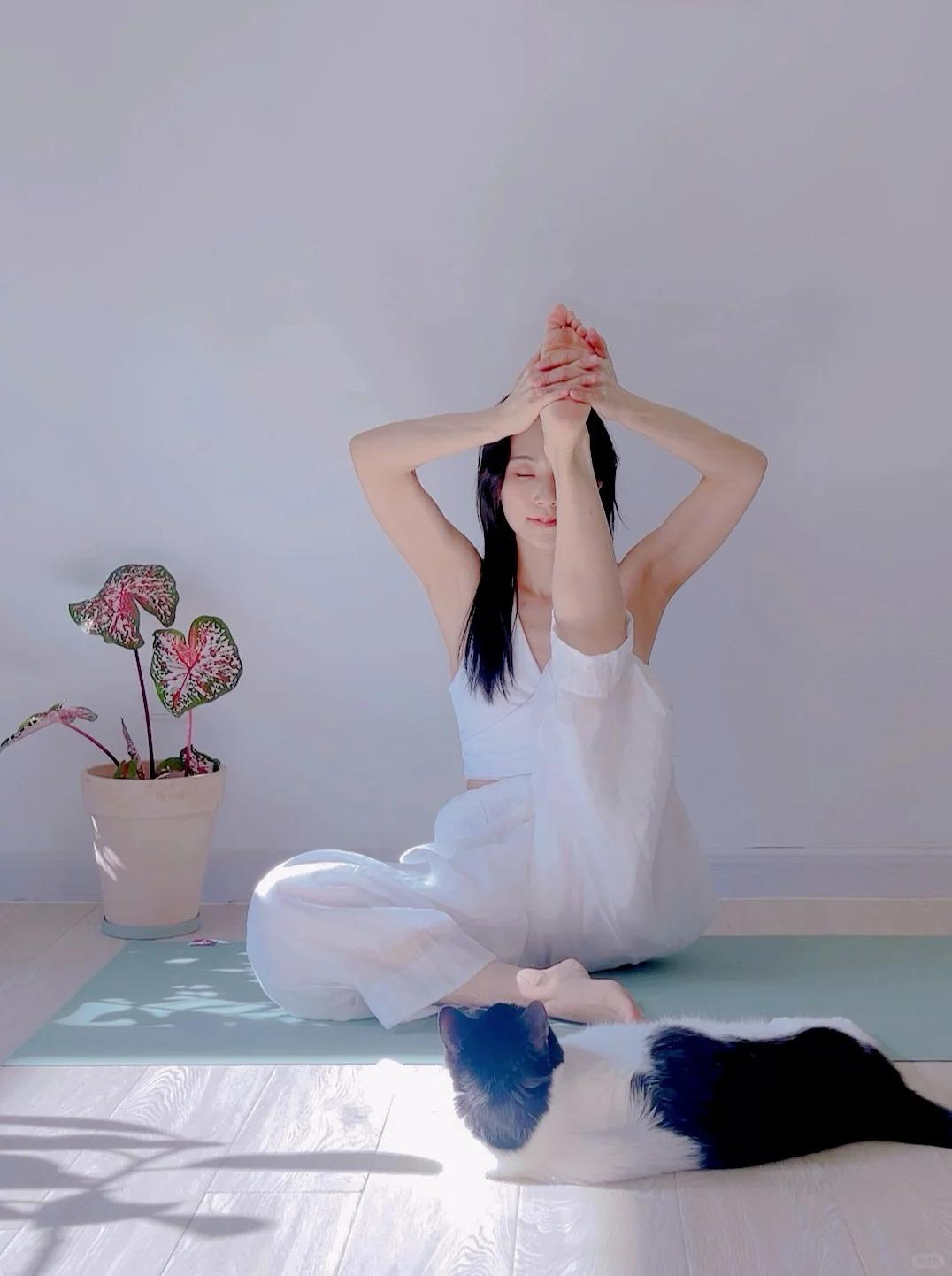 铺一张瑜伽垫，伴着春日暖阳舒展身体，每一次呼吸都盛满暖意，每一个伸展都奔赴温柔。