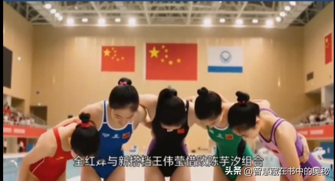 2025年的秋天，阳光像金色的瀑布般倾泻在那高耸入云的体育馆天花板上，光影交错，