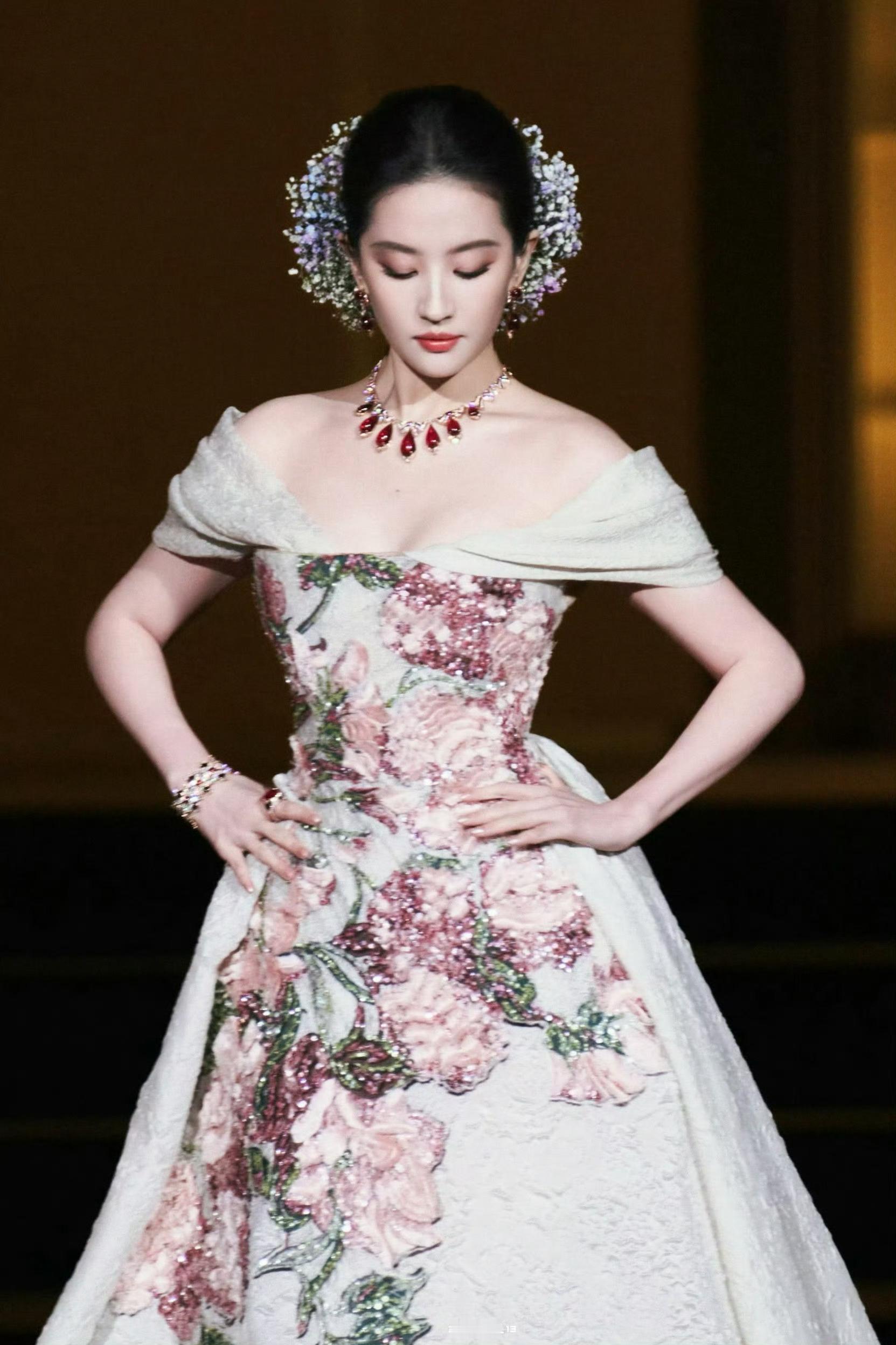 刘诗诗像森中精灵，刘亦菲像散花天女内娱淡颜系VS内娱浓颜系 内娱颜值天花板你们同