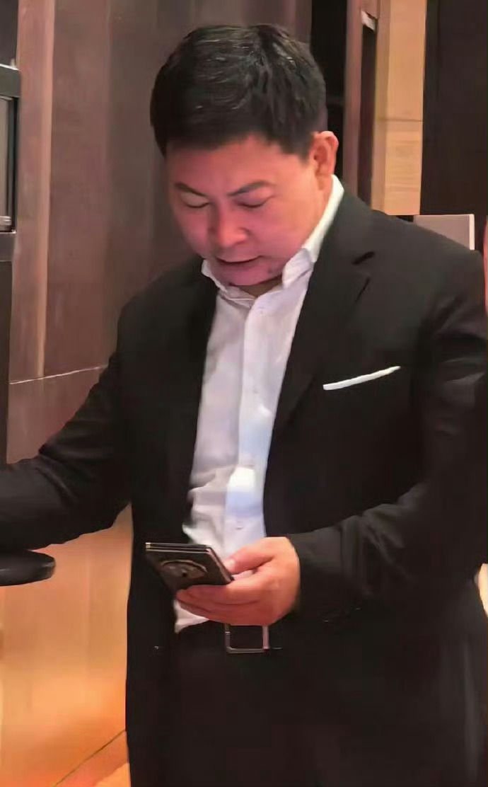 余承东手上这台是华为的三折新机？这厚度看着还可以[吃瓜] ​​​