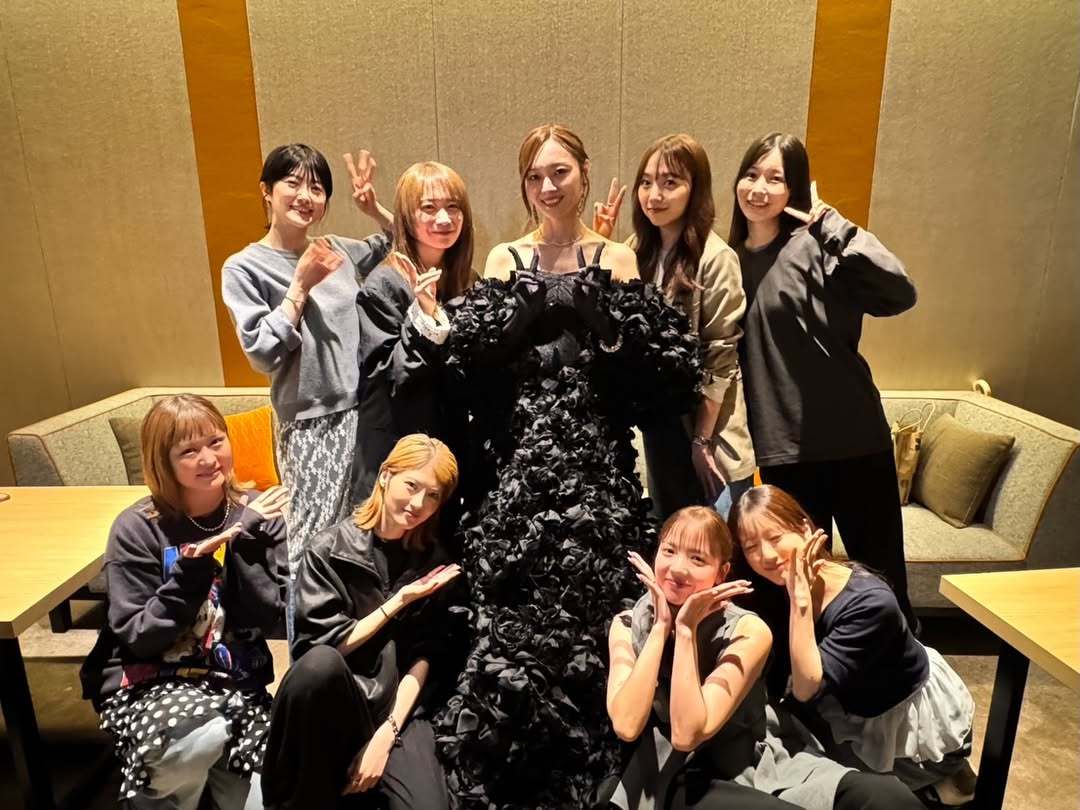 新内真衣昨日は梅の卒業コンサートへ！写真撮るとき隣だったんだけど開口一番『もー！
