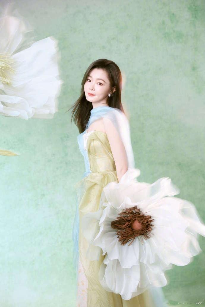 来看娱乐宋轶水蓝色披纱宋轶好恬静的美 自带柔光滤镜！宋轶水蓝披纱配淡绿长裙，仙气