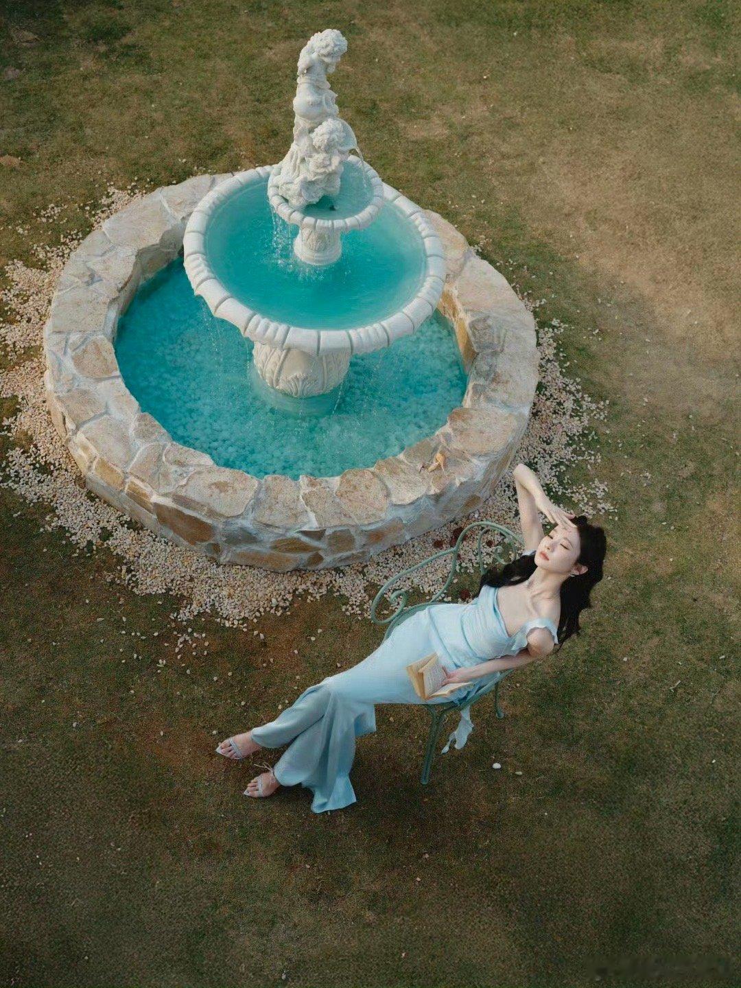 不知道 张艺凡的身材很曼妙 张艺凡蓝色裙造型太圈粉！波浪裙带衬得身材比例超绝，花