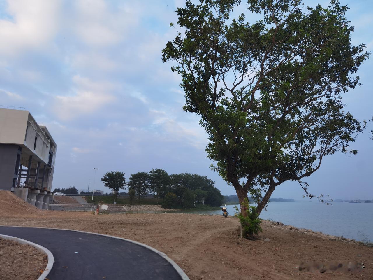 今天，财务室靓女发工资条下来，叫让我们核对好签名。我核对了一下，结果这个月又少算