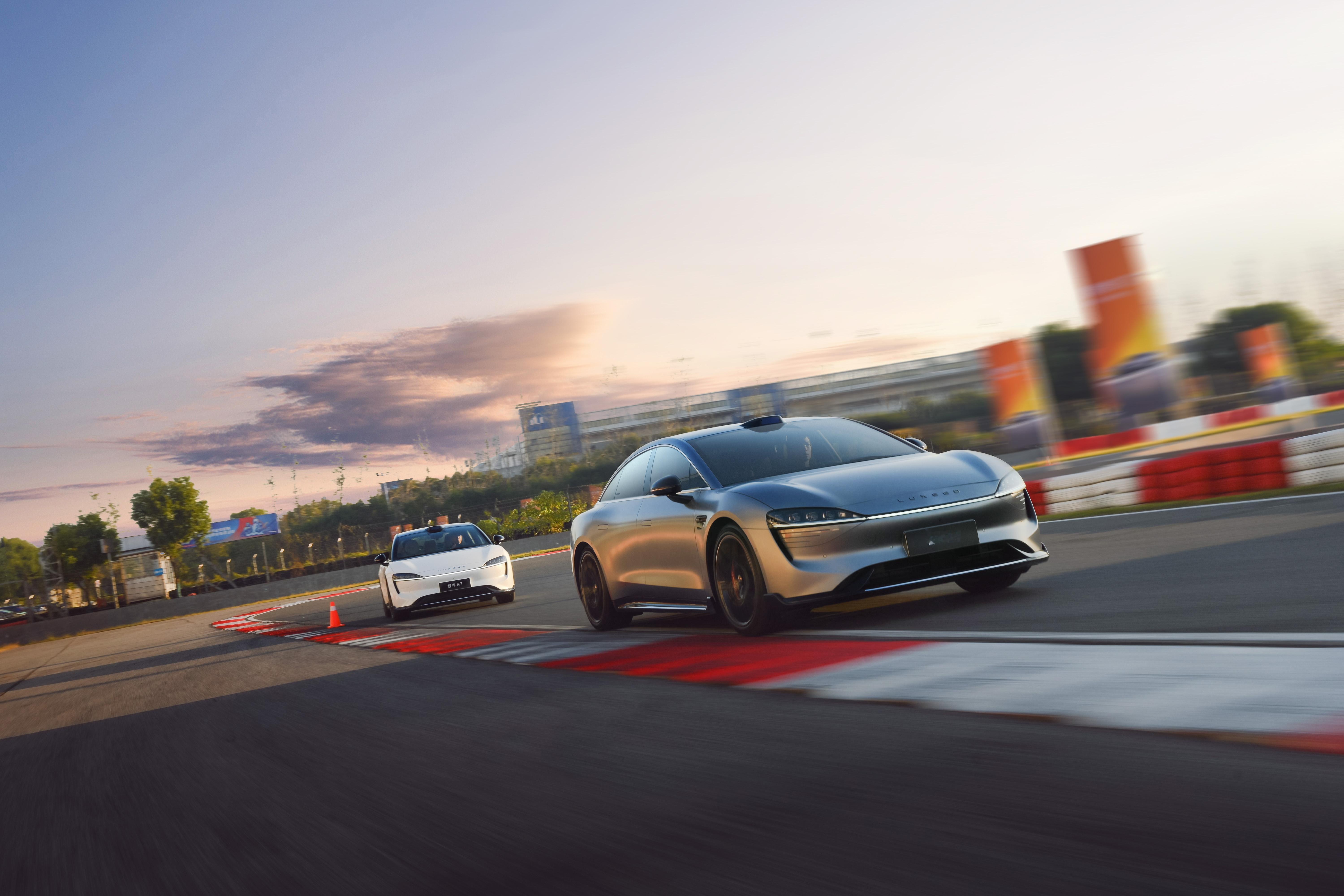 #智界S7首发华为视觉智驾# #华为视觉智驾首发评测# 这次智界S7大放异彩，首