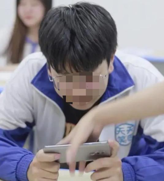 重庆，12岁男生偷偷带手机上学，父母发现后便主动告诉班主任，并让班主任把男生的手