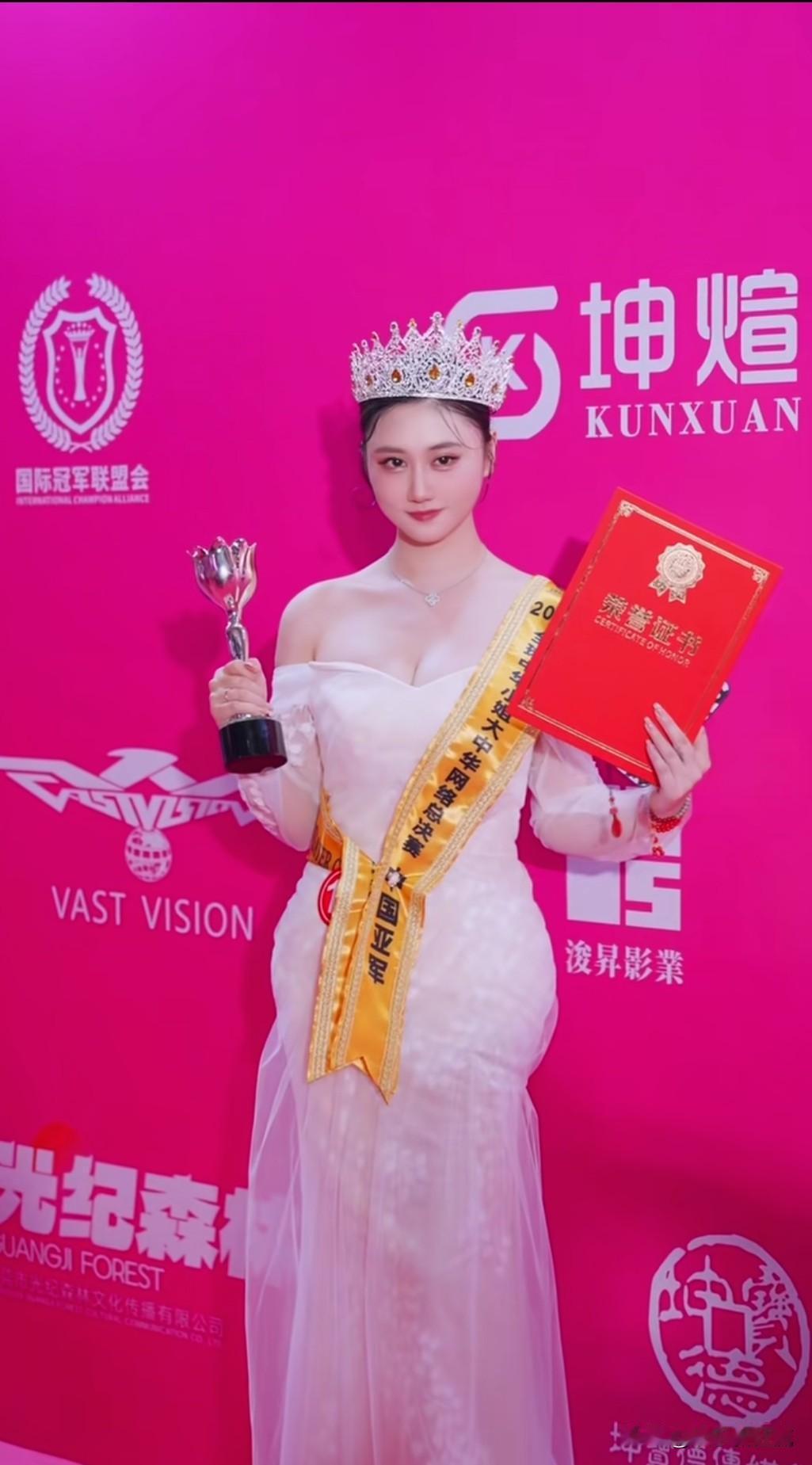 2025全球中华小姐大中华网络总冠军中国亚军张思倩，有网友觉得她长相酷似利智，是