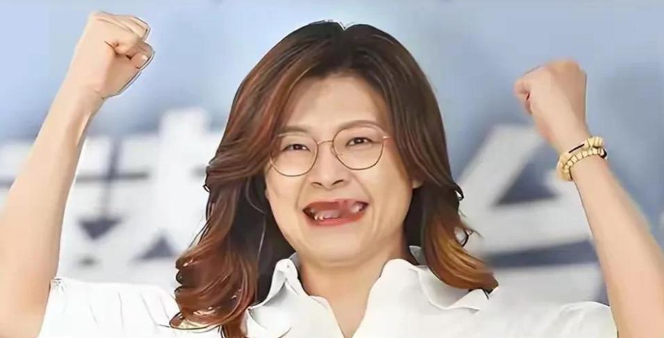 看清形势郑丽文终定一重要路线，同样拜访韩卢，她玩得比郝龙斌高
近日岛内蓝营党主席