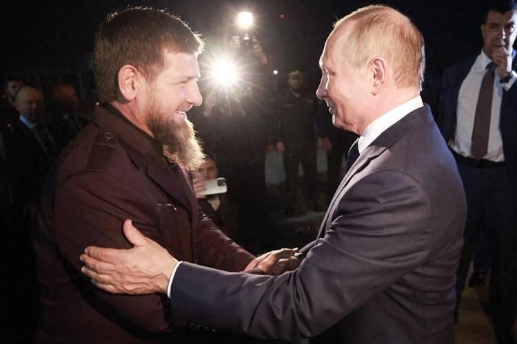 普京的铁杆粉丝，车臣共和国总统卡德罗夫太会演戏了，近日，普京在会见到访的阿联酋总