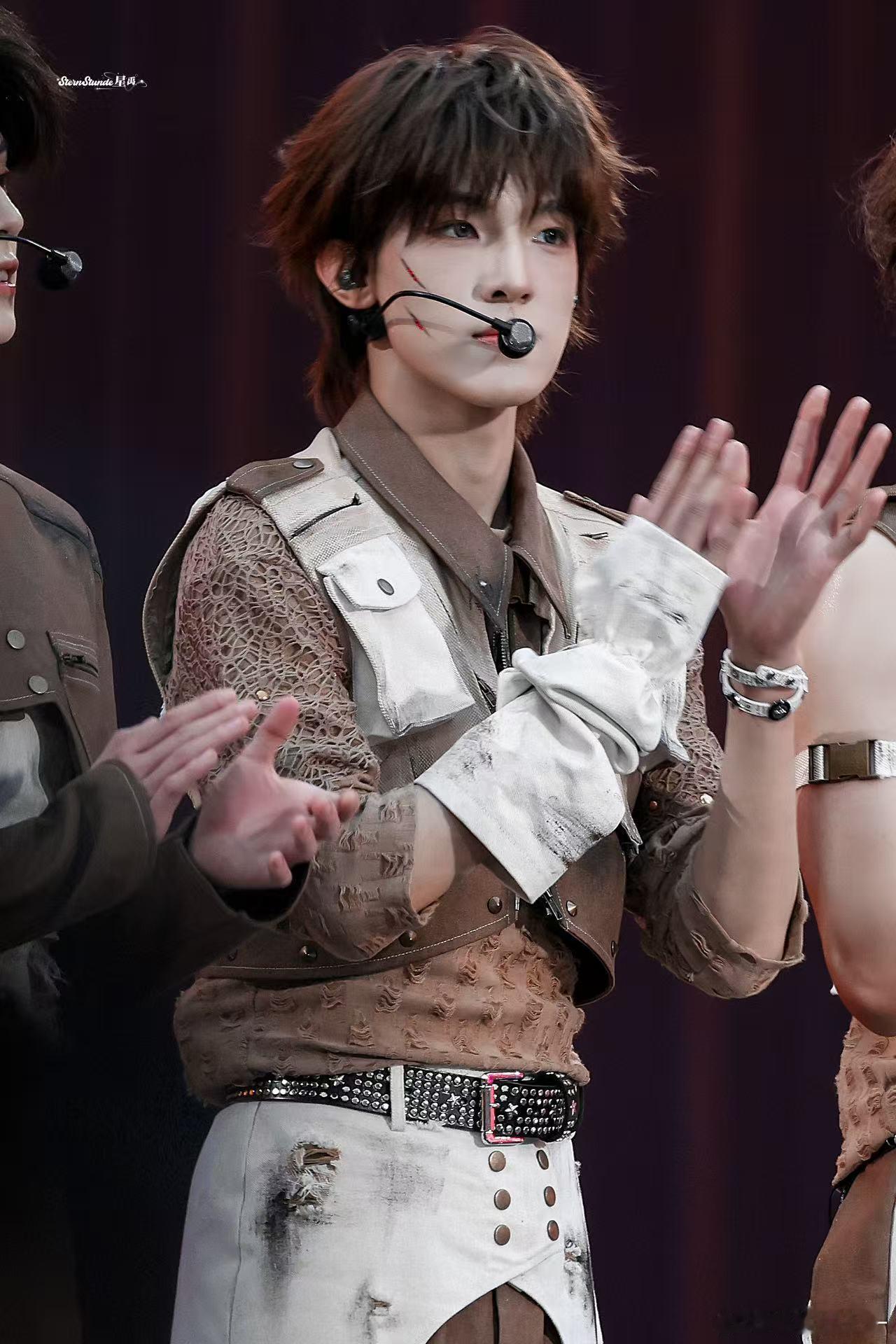 张泽禹玫瑰王子look 张泽禹玫瑰王子造型太绝了，这颜值真的太能打了 