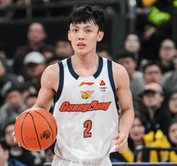 上半场的徐杰有在努力扛起球队，以他为控球核心的阵地战还是有看头的。广东男篮vs宁