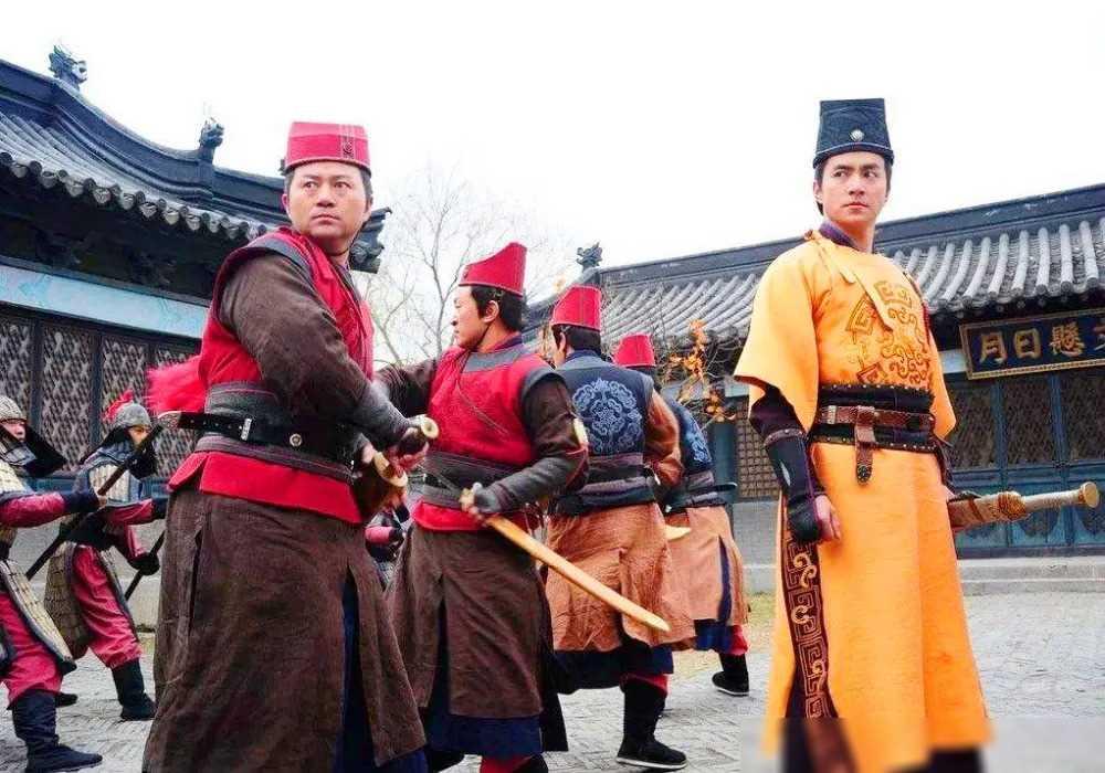 皇帝不怕被御前侍卫刺杀吗？

首先得明确一点：古代的御前侍卫，根本不是随便找个会