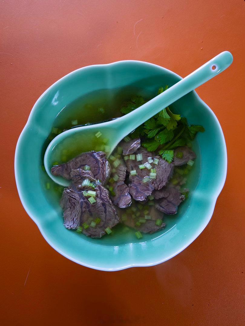 北京碎片 立夏，试做了以前在桂语山房吃到念念不忘的泉水牛肉。加了料酒的汤不够清透