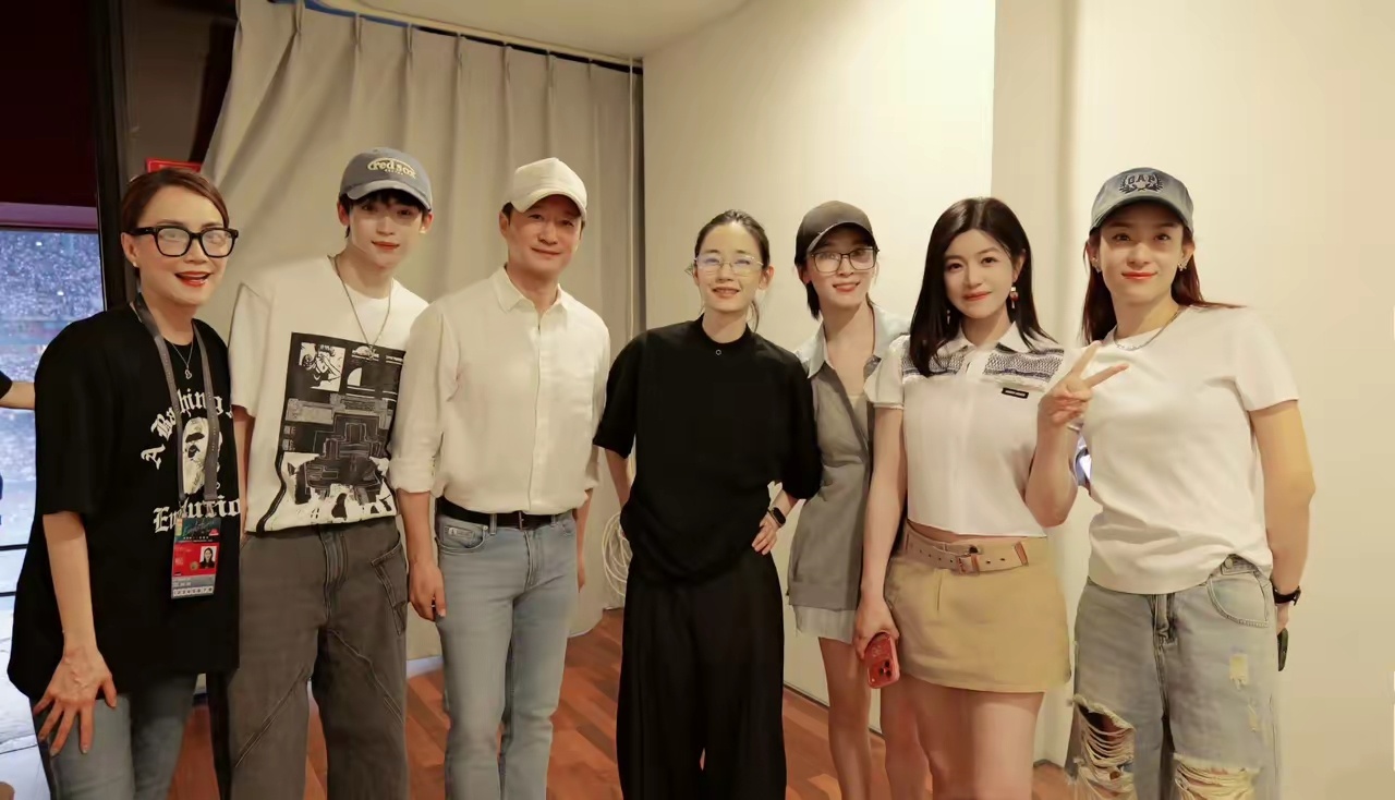 谢霆锋的演唱会明星阵容强大，除了女朋友王菲来捧场，还有好多眼熟的明星吴京谢楠也到
