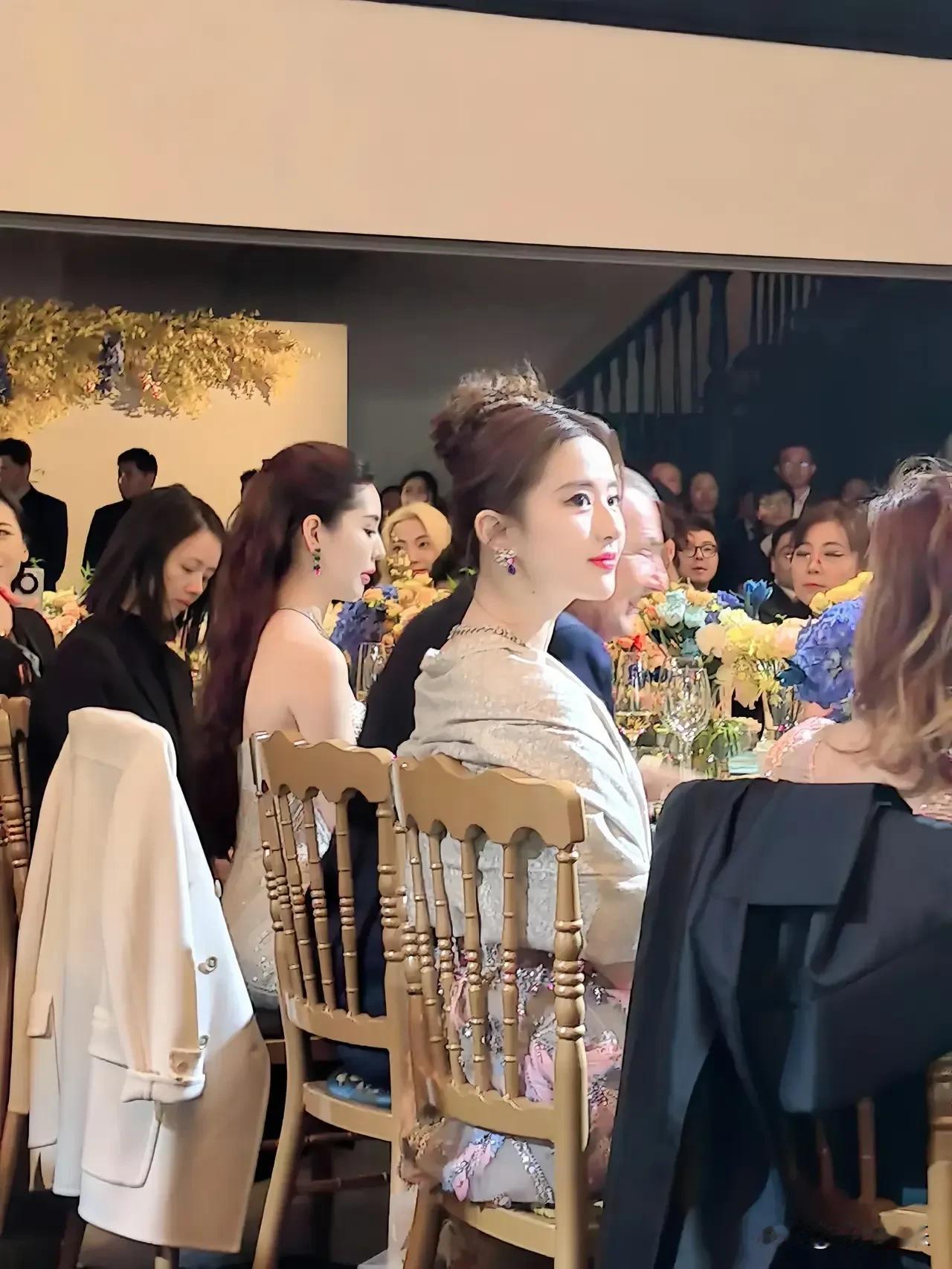 刘亦菲参加珠宝晚会，少女感十足，再次成为全场的焦点。实际上她已经37岁了，步入中