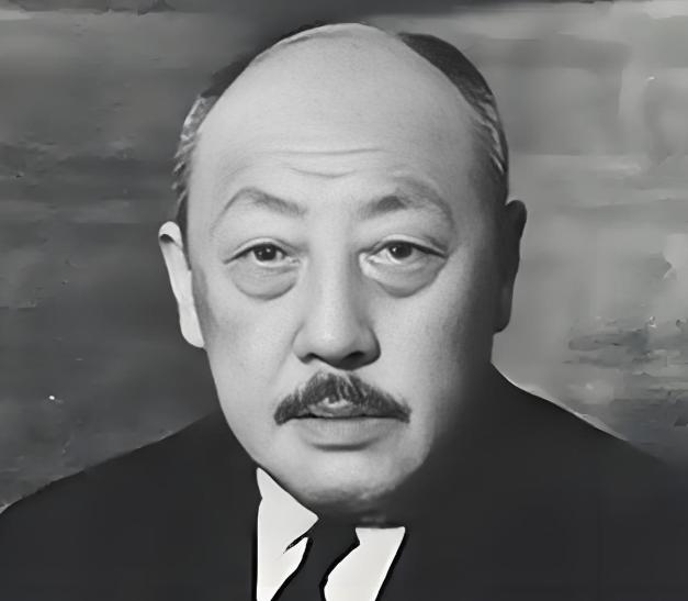 1956年，79岁的汉奸张景惠在战犯管理所看见一个穿军装的人，定睛一看，脑子瞬间