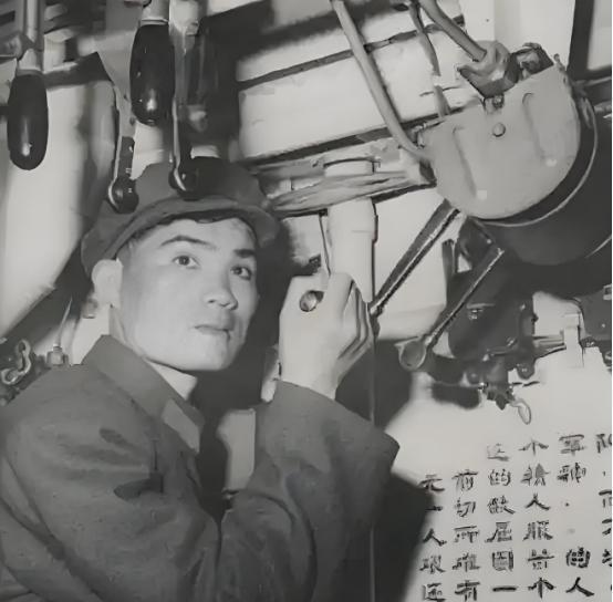 1971年，23岁的女干部李玉枝嫁给了一级战斗英雄，新婚之夜二人同房时，她竟然拿