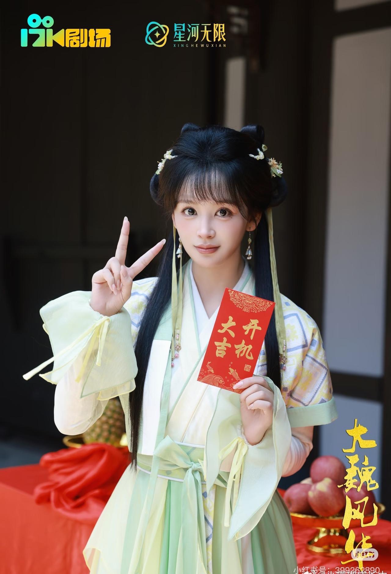 看图1-7，这个妹子好看吧？
也是个演员，是个短剧演员，作品也不少，热度也不低。