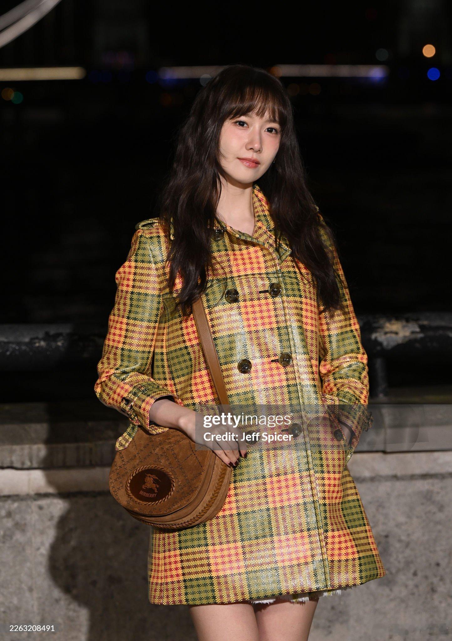 林允儿出席Burberry秀场： 