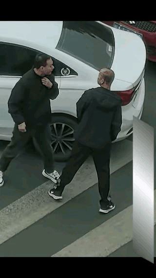 这两个男的把君子动口不动手演绎的淋漓尽致。
两辆车发生剐蹭，两个司机下来后没有大