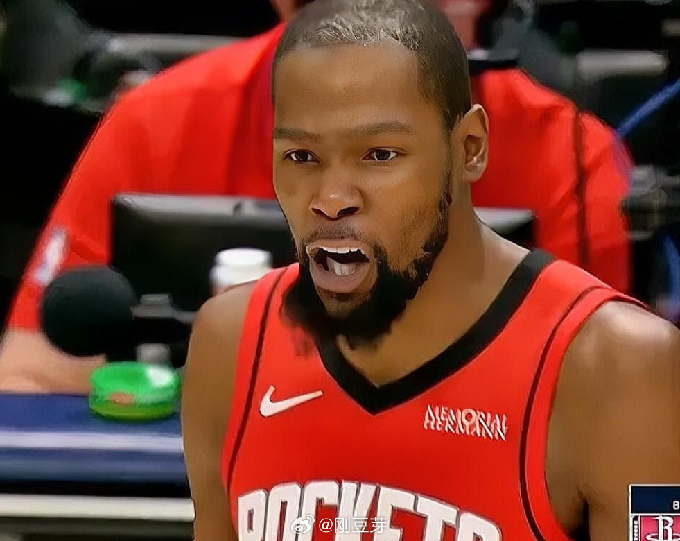 NBA 火箭老将杜兰特情绪失控了！在今日火箭对阵鹈鹕的次节比赛中，杜兰特罕见情绪
