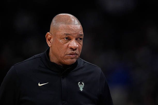 Shams：雄鹿老板将在未来一周决定里弗斯的去留。执教雄鹿期间，里弗斯仅取得95