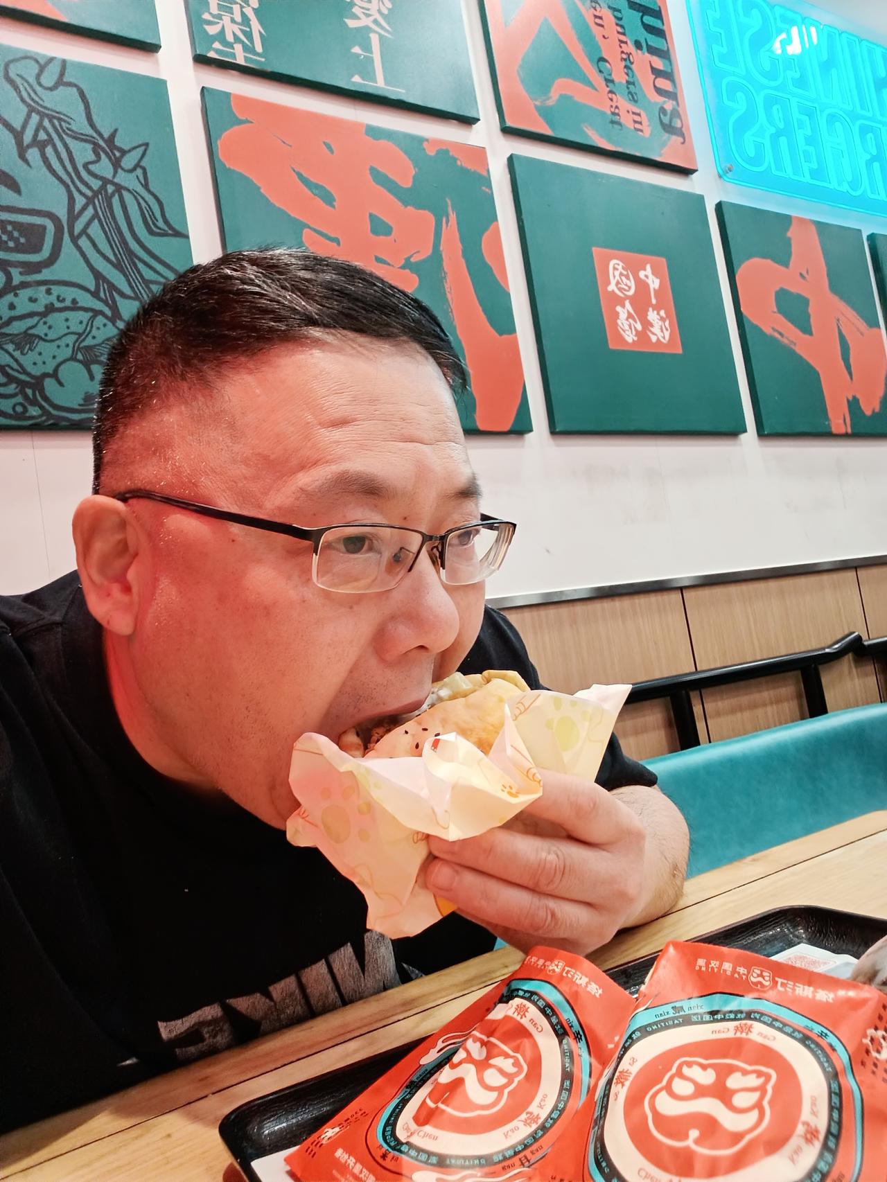 昨晚8点多钟，出了彩票房，挺高兴的，买了60元世界杯足球彩票。

踢着拖鞋溜达，